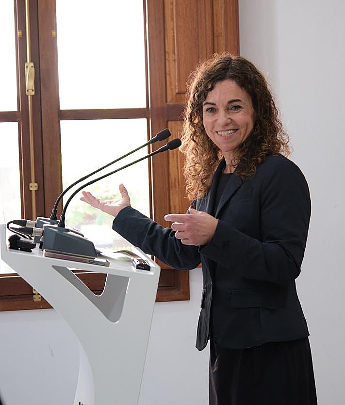 Imagen secundaria 2 - Visita de la secretaria de Estado al Cabildo majorero, donde fue recibida por la presidenta Lola García y la consejera insular de Turismo, Marlene Figueroa, entre otras.