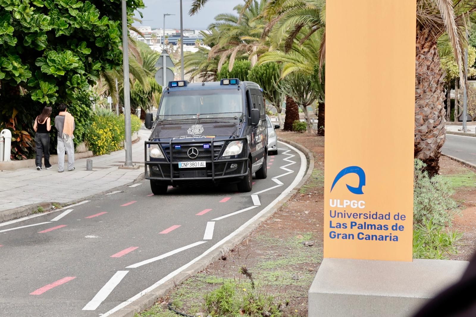 Las imágenes de la ULPGC tras el correo de amenaza terrorista