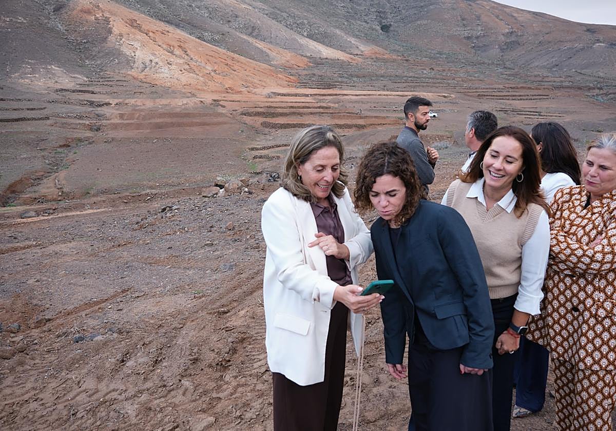 La consejera Marlene Figueroa, la secretaria de Estado Rosario Sánchez y la presidenta Lola García, en el Paisaje Protegido de Vallebrón, en el municipio de La Oliva.