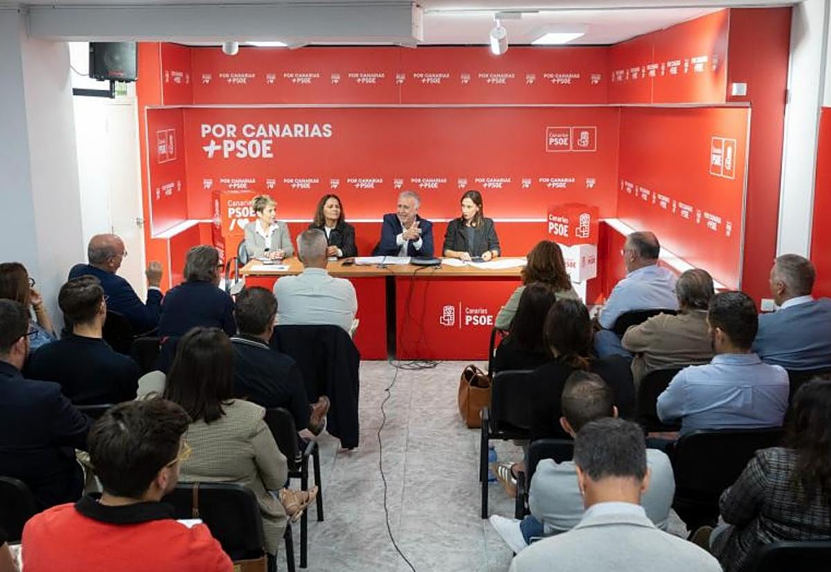 Un momento de la reunión de la comisión ejecutiva del PSOE en Santa Cruz de Tenerife.