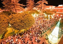 Vista de la plaza de Santiago de los Caballeros de Gáldar duante el encendido navideño.