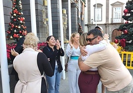 La concejala Inmaculada Medina recibe el apoyo de varios carnavaleros.
