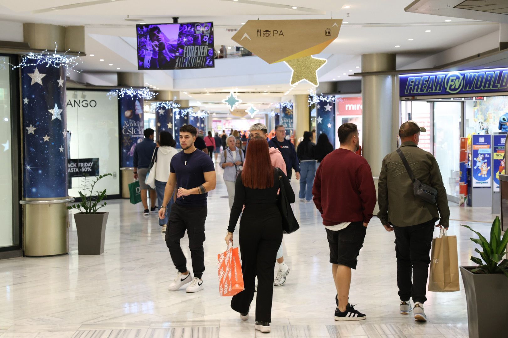Imágenes de las compras por el Black Friday en zonas comerciales de Las Palmas de Gran Canaria