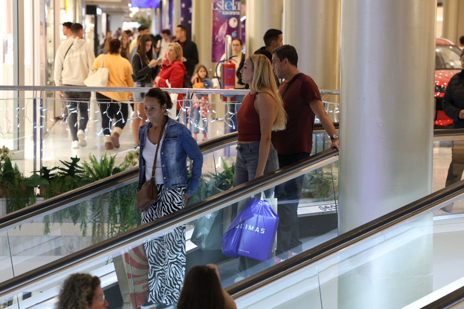 Imágenes de las compras por el Black Friday en zonas comerciales de Las Palmas de Gran Canaria