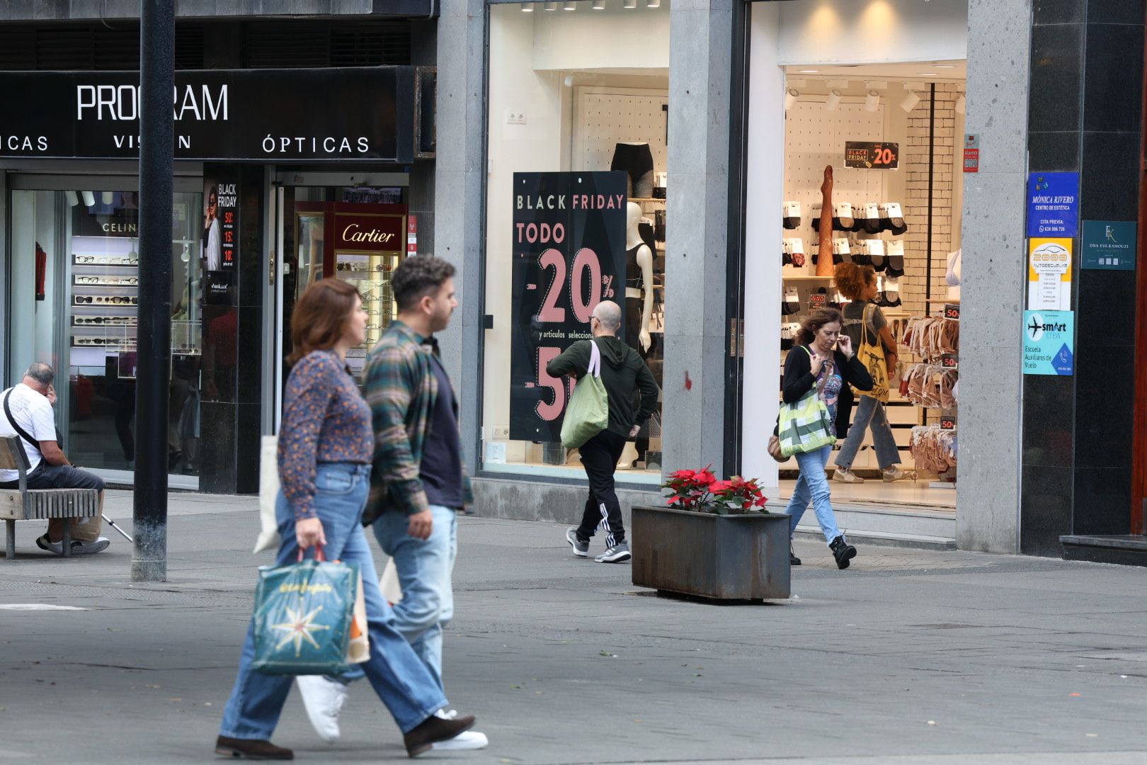 Imágenes de las compras por el Black Friday en zonas comerciales de Las Palmas de Gran Canaria