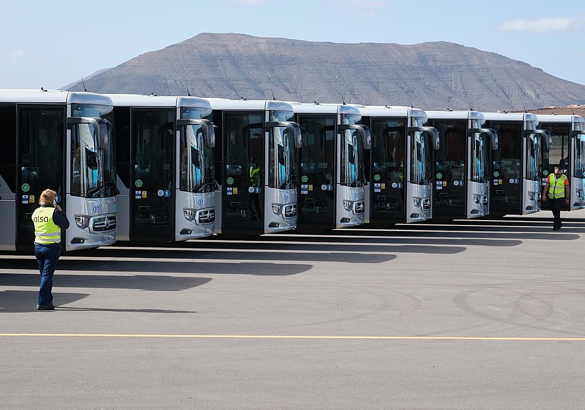 Imagen secundaria 1 - Varios momentos de la presentación de las nuevas guaguas.