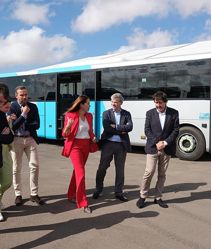Imagen secundaria 2 - Varios momentos de la presentación de las nuevas guaguas.