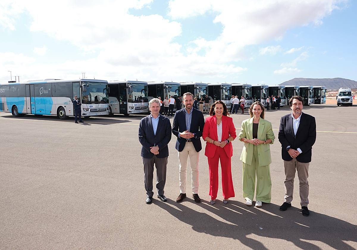 Imagen principal - Varios momentos de la presentación de las nuevas guaguas.