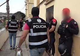 Agentes de la Policía Canaria realizan una entrada y registro en el inmueble de uno de los investigados.