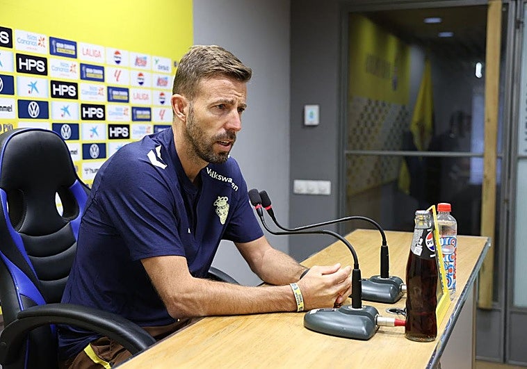 El entrenador de la UD Las Palmas, Luis García, en rueda de prensa este viernes.