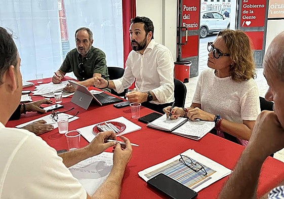 Los parlamentarios socialistas Rafael Nogales, Manuel Hernández y Rosa Cabrera.