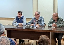 El escritor Christian Santana, el autor, Juan José Benítez-Hernández, y el editor Jorge Liria.