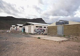 Naves del Cabildo en la zona de Los Corralillos, la de la derecha es la que está actualmente ocupada.