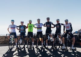 Pogačar, en el Pico de las Nieves junto con sus compañeros de equipo y otras estrellas del pelotón internacional.