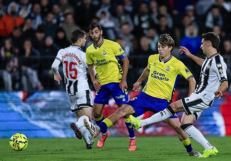 Amatucci intenta despejar, ante la mirada de Loiodice al fono.