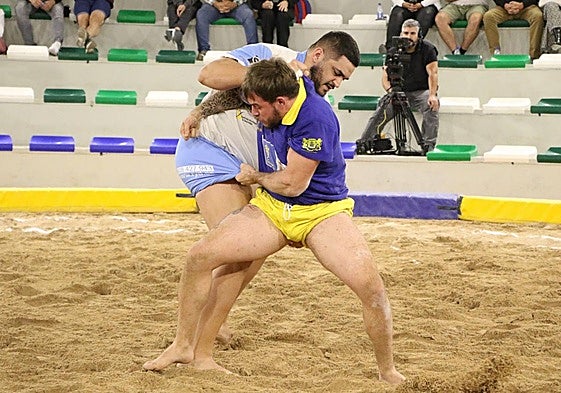 Adonay Rodríguez, uno de los mejores del Maninidra en el inicio, intenta una pardelera ante Santi El Faro.