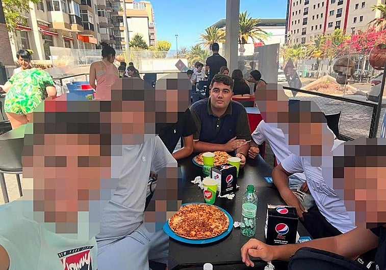 El detenido (en el centro) presumía de ser casi un padre para lo menores.