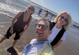 Susanna Griso, sonriente, disfruta de la playa en Gran Canaria.