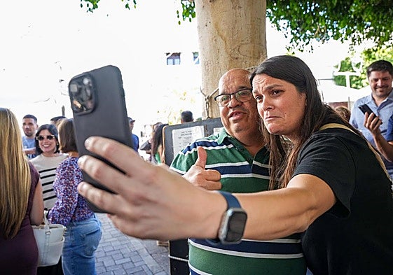 Todo el mundo quería sacarse una foto con José Juan Jiménez, el Perola.