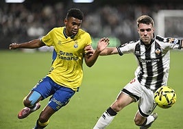 El jugador de la UD Las Palmas, Marvin Park, en la disputa del esférico.