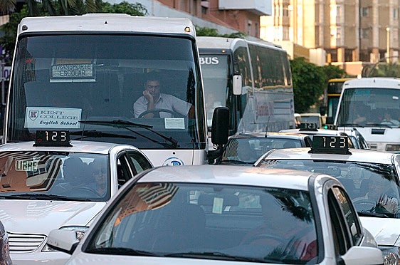 Atasco en una carretera de Gran Canaria.