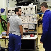 Foto de archivo de estudiantes y un docente del CIFP Cruz de Piedra.