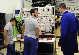 Foto de archivo de estudiantes y un docente del CIFP Cruz de Piedra.