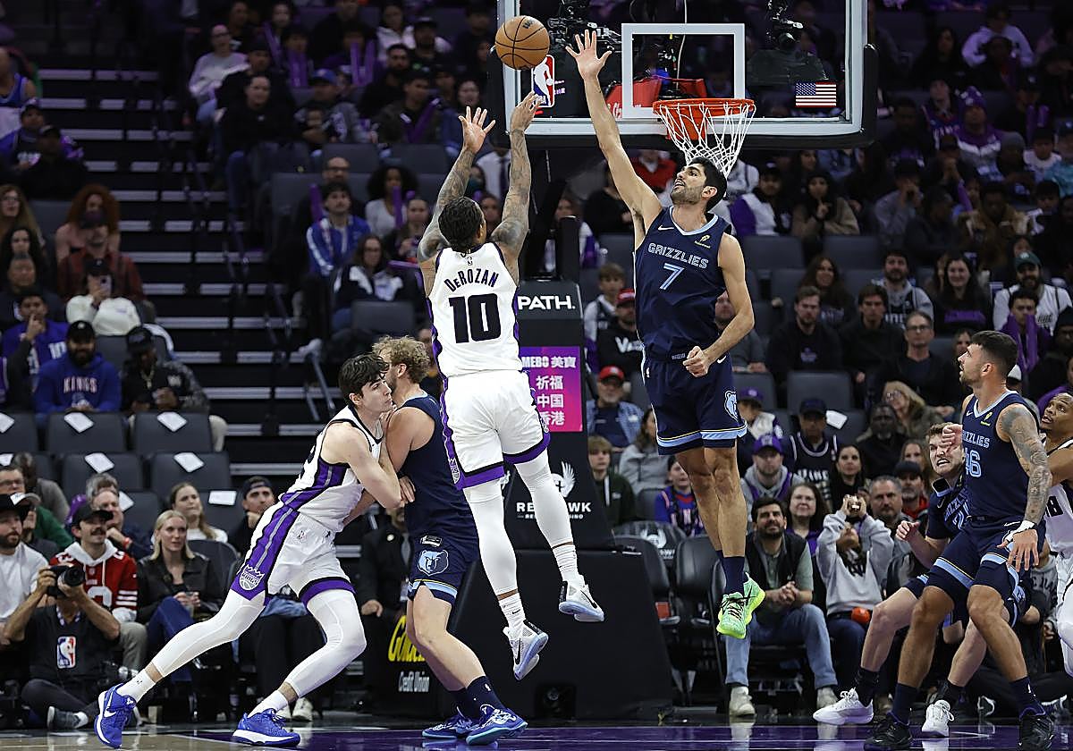 Aldama, a punto de taponar a DeRozan, en un lance del choque entre Memphis y Sacramento en la NBA.