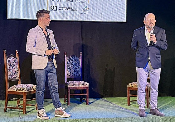 A la izquierda de la imagen, el concejal del grupo político municipal mixto y Juan José Cardona, ex alcalde de la ciudad y actual miembro de la secretaría de área metropolitana de CC en Gran Canaria