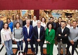 Foto de familia de la inauguración del belén en la sede presidencial de Las Palmas de Gran Canaria.