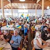 Ambiente festivo en el almuerzo de Navidad de CC en Tarajalejo.