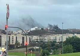 La columna de humo es visible desde distintos puntos de la ciudad.