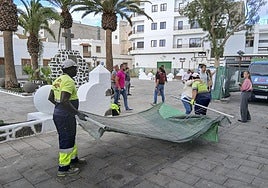 Retirada de vallado de la plaza de Las Palmas, primera parada de la ruta.