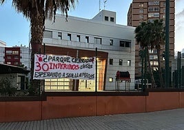 Cartel de protesta de los interinos ante el cierre del parque de bomberos de Vegueta.