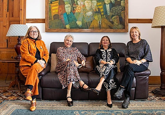 Parte de las integrantes del club de lectura La Trapera, en el Gabinete Literario.