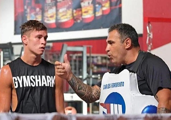 Hugo Micallef, listo para el combate por Campeonato Europeo del peso superligero, junto con su mentor Carlos Formento..