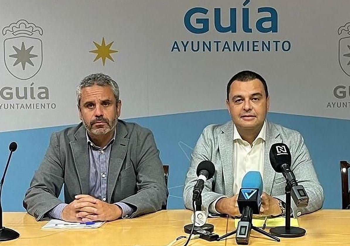 Alfredo Gonçalves, actual alcalde de Guía, y su antecesor, Pedro Rodríguez (derecha)