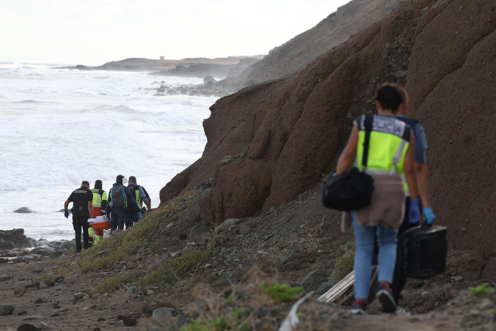 Las imágenes del hallazgo del cuerpo de un joven en la playa de Bocabarranco