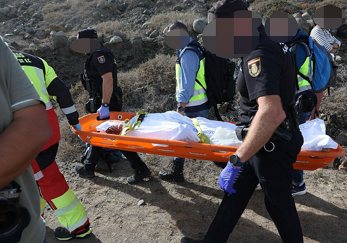 Las imágenes del hallazgo del cuerpo de un joven en la playa de Bocabarranco
