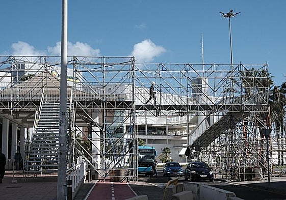 Imagen de la pasarela peatonal que se construye entre la trasera de Santa Catalina y El Refugio.