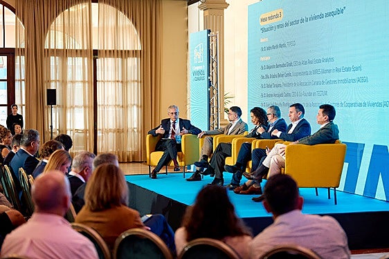 Mesa redonda 'Situación y retos del sector de la vivienda asequible' celebrada en el Hotel Santa Catalina de Las Palmas de Gran Canaria.