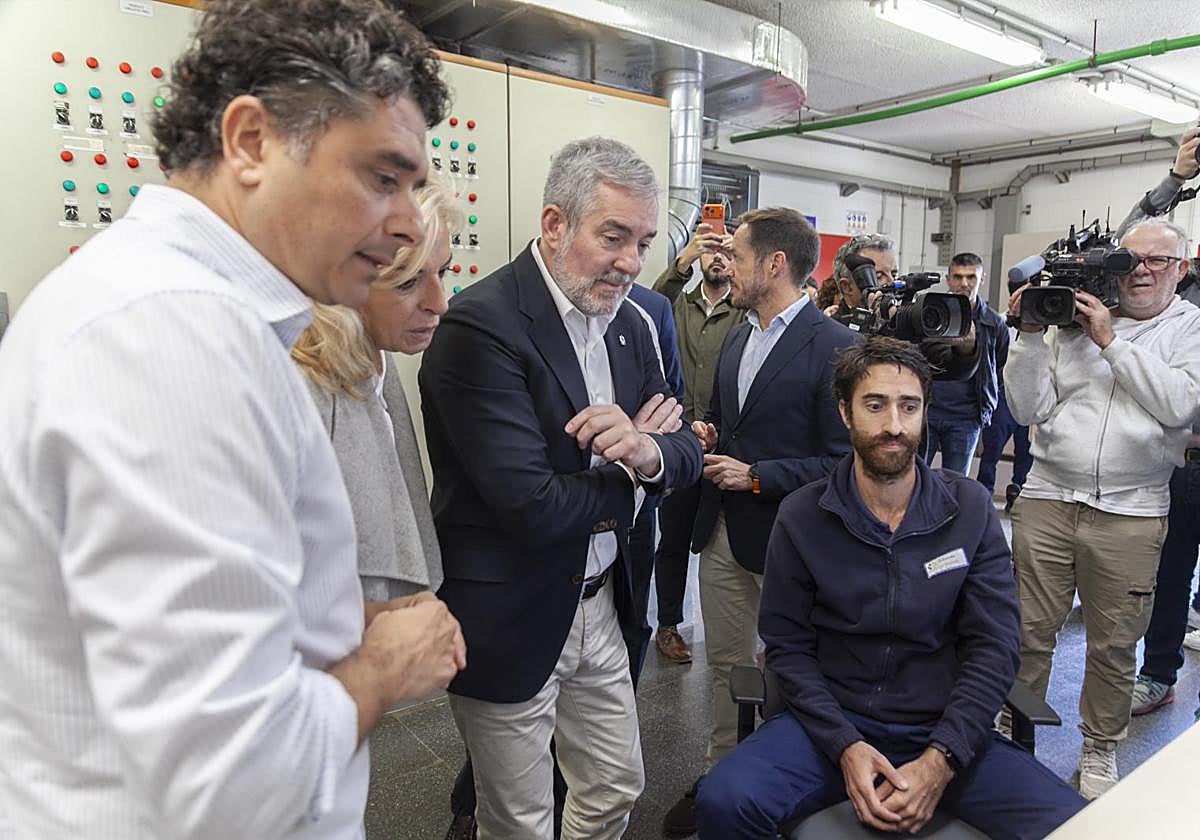 Explicaciones a las autoridades sobre cómo funcionar la infraestructura de estreno.