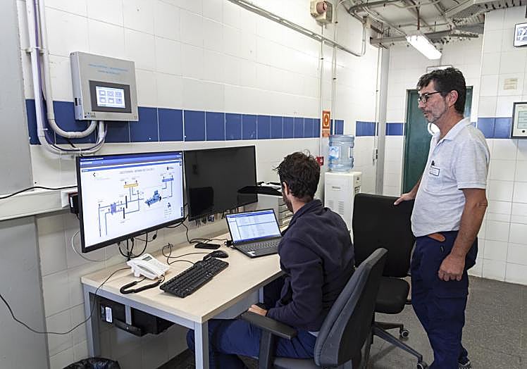 Personal vigilando la operativa de la maquinaria.