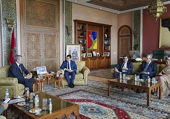 Imagen de archivo del presidente de Canarias, Fernando Clavijo (i), en una reunión con el ministro de Exteriores marroquí, Naser Burita.