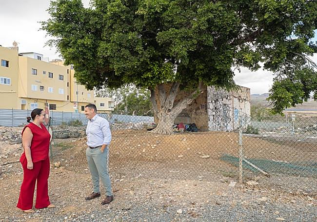 Davinia Ramírez y Alejandro Marichal, junto a la Casa del Mato.