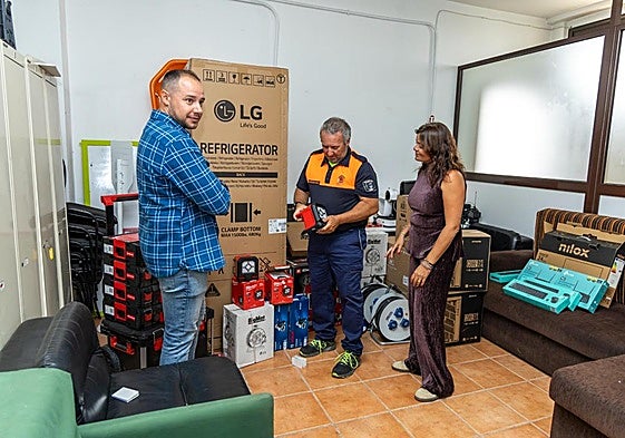 Momento de la entrega de material a Protección Civil de Teguise.