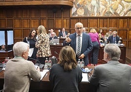 Morales charla con varios consejeros de NC antes del inicio del pleno extraordinario.