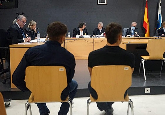 Imagen de los dos acusados este miércoles en la Audiencia Provincial de Las Palmas