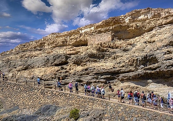 Trasiego diario del acceso a las Cuevas de Ajuy, en el municipio de Pájara.