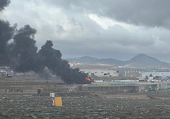 Imagen del humo negro y las llamas.